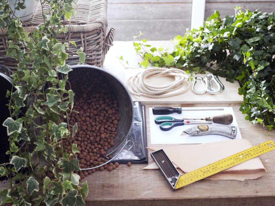 Benodigdheden voor jouw DIY hanging basket voor de Klimop Mooiwatplantendoen.nl