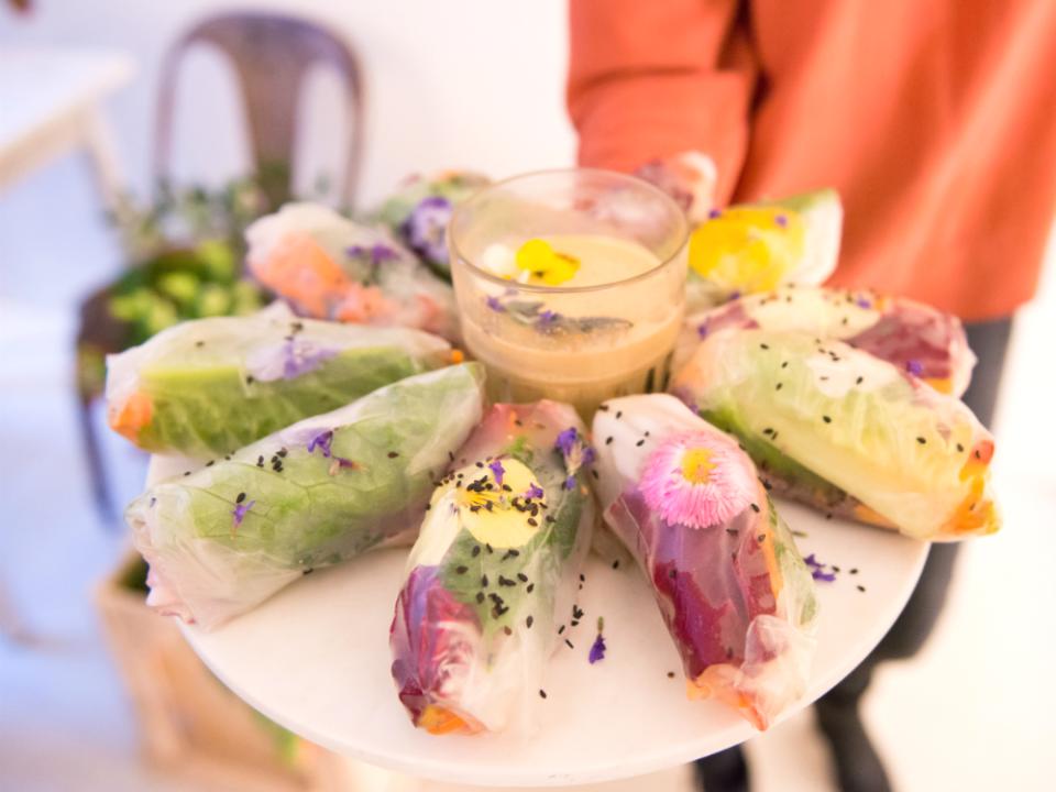 Recept: Vietnamese zomerrolletjes met bloemen Mooiwatplantendoen.nl