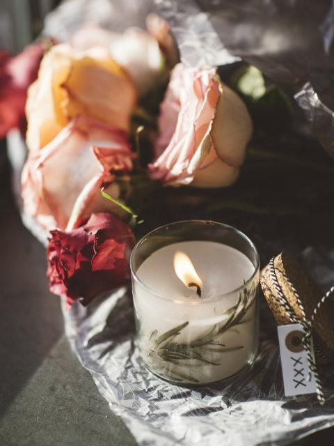 DIY: rosemary candle Thejoyofplants.co.uk