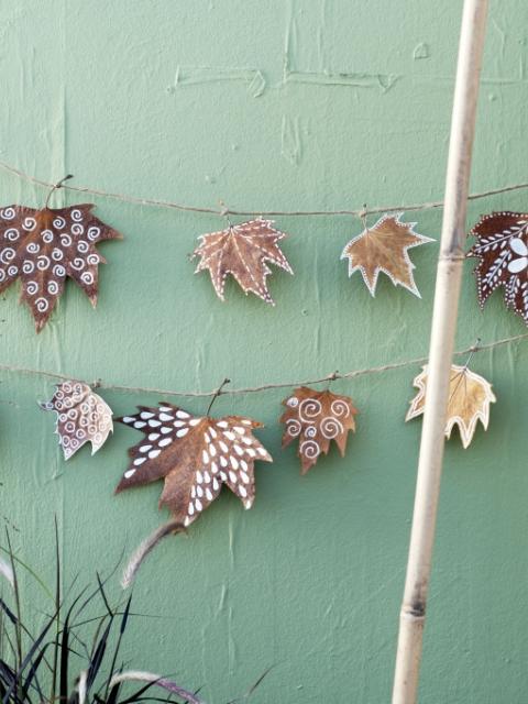 DIY slinger van herfstbladeren - Mooiwatplantendoen.nl