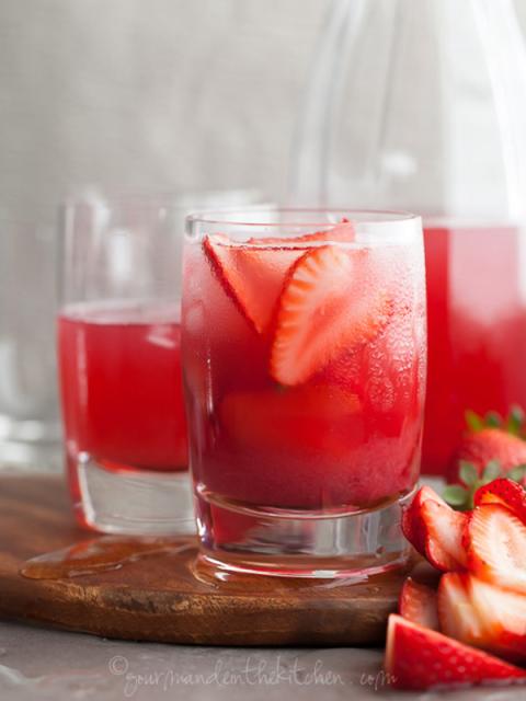 Recipe for hibiscus iced tea with rhubarb and strawberries
