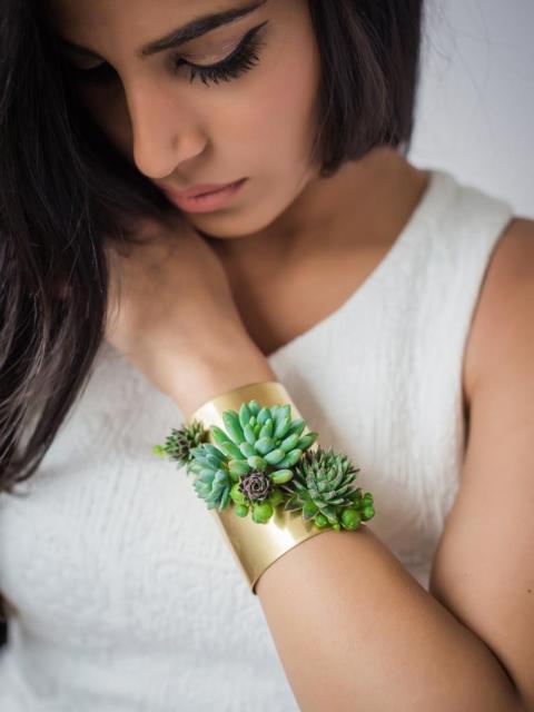 Living plant jewellery